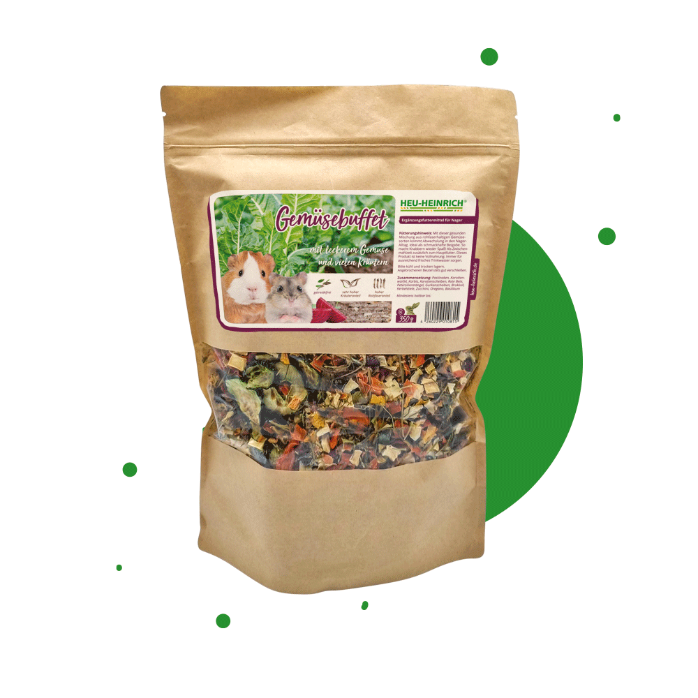 350g Futtermischung "Gemüsebuffet" von Heu-Heinrich, Trockenfutter für Nager. Ergänzungsfuttermittel Foto von der braunen Papierverpackung mit Foliensichtfenster. Grüne Punkte im Hintergrund.