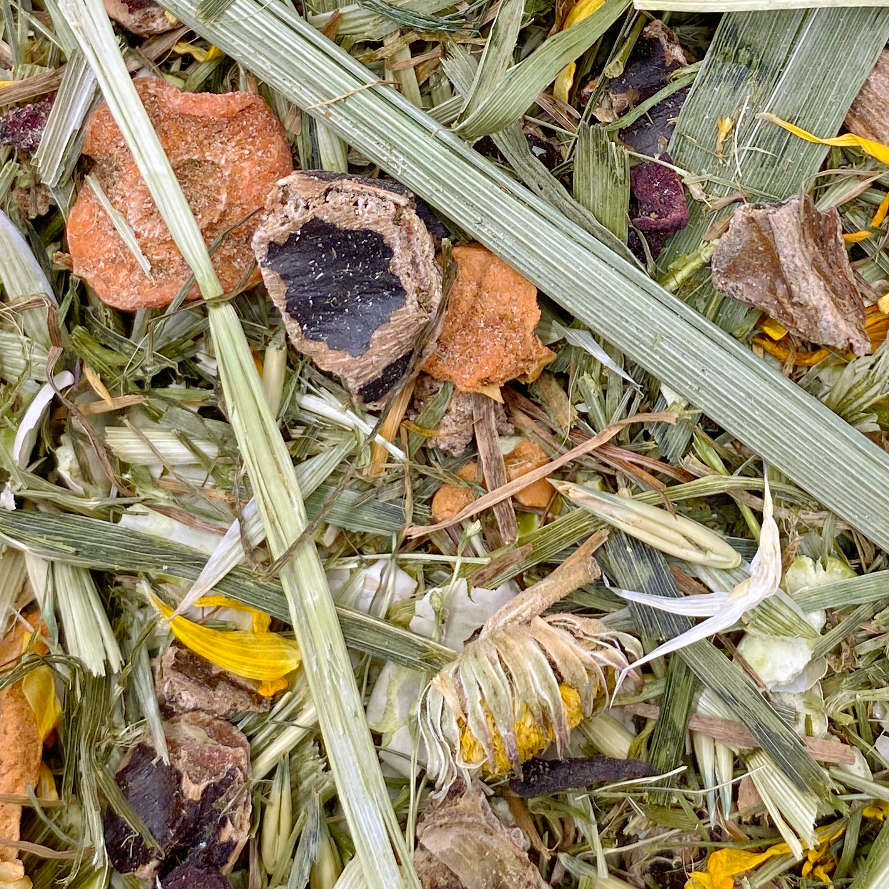 500g Futtermischung " Natur Pur " von Heu-Heinrich, Trockenfutter für Kaninchen, Meerschweinchen und Chinchillas. Ergänzungsfuttermittel Nahaufnahme von den Inhaltsstoffen