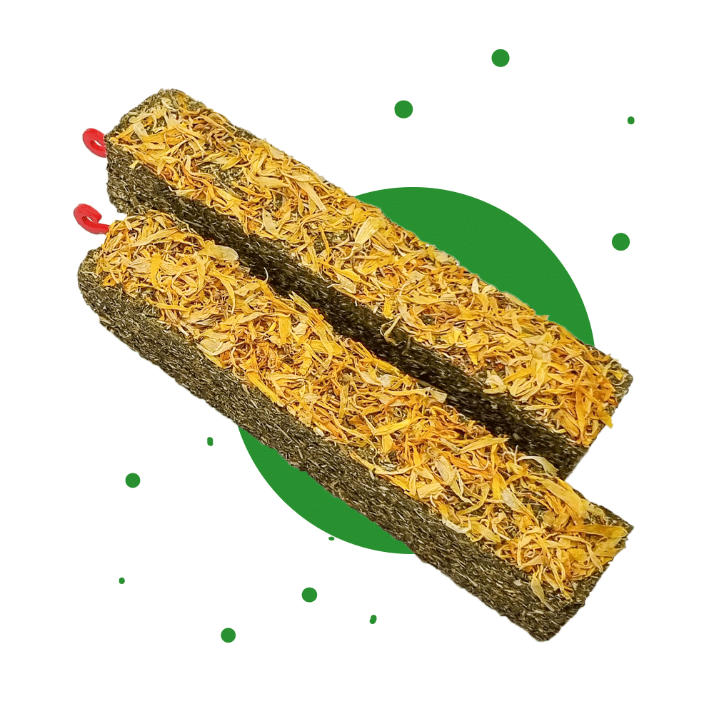 250g Ergänzungsfuttermittel "Knabbersticks-RIngelblumen" von Heu-Heinrich, Sack/Belohnungsfutter für Nagetiere. Foto von 2 nebeneinander liegenden Knabberstick- Ringelblumen. Heu in länglicher rechteckiger Form gepresst und einem Topping mit Ringelblumen.