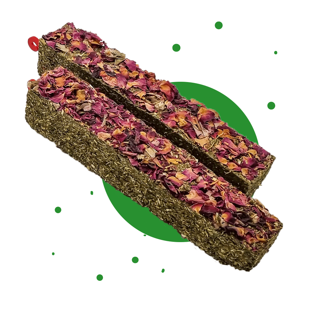 250g Ergänzungsfuttermittel "Knabbersticks-Rosenblüten" von Heu-Heinrich, Sack/Belohnungsfutter für Nagetiere. Foto von 2 nebeneinander liegenden Knabberstick- Rosenblüten. Heu in länglicher rechteckiger Form gepresst und einem Topping mit Rosenblüten. Se