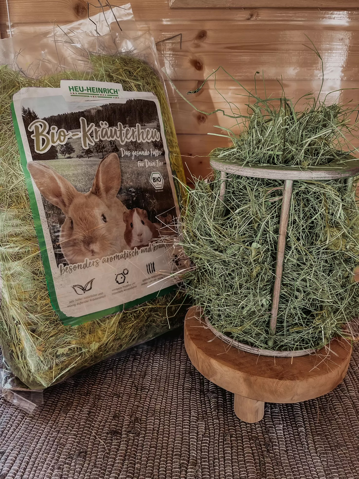 Heu Heinrich Bio-Kräuterheu im Futternapf mit dekorativem Futterspender – aromatisches Bergwiesenheu für Kleintiere