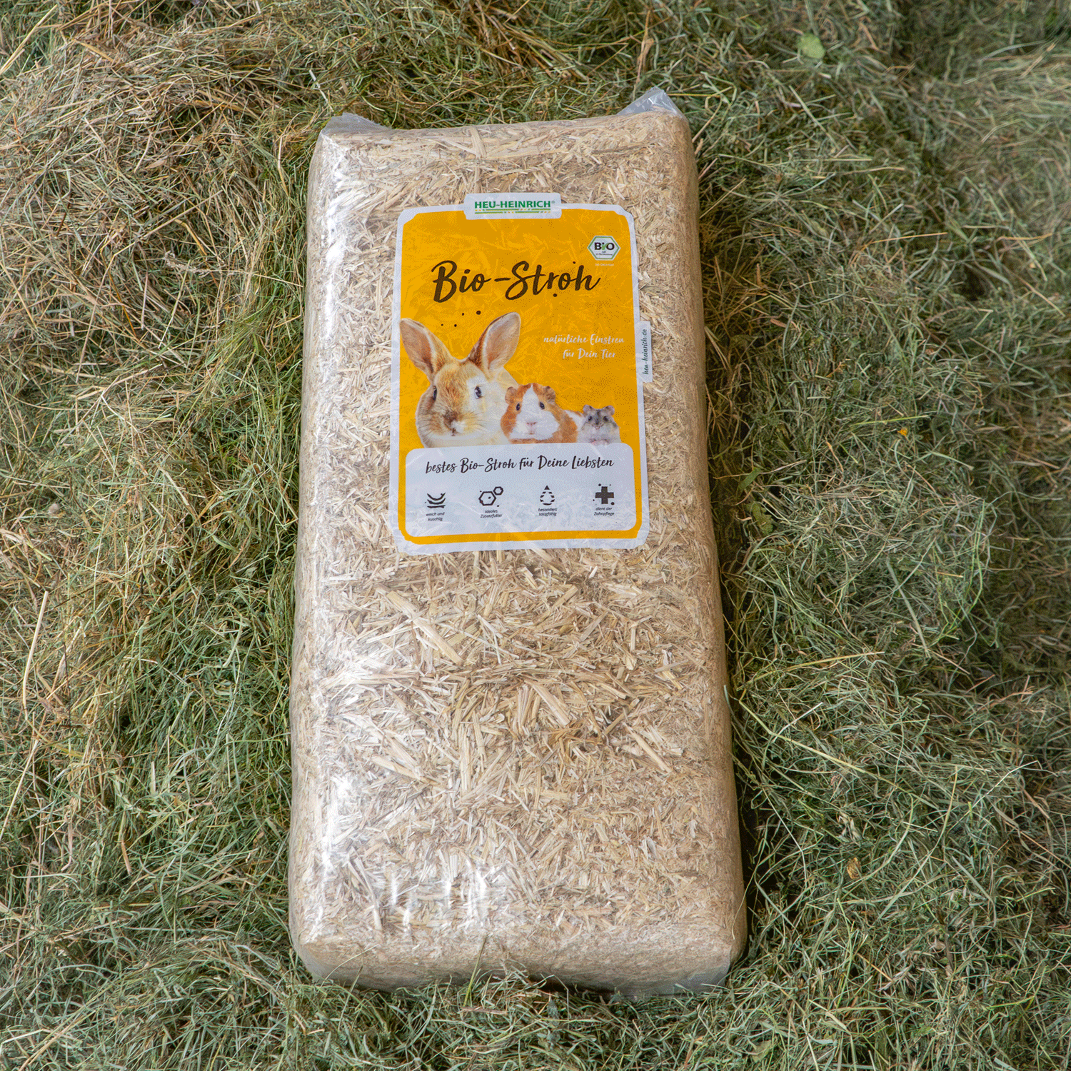 Heu Heinrich Bio-Stroh 8 kg – natürliche Einstreu auf lockerem Heu gebettet