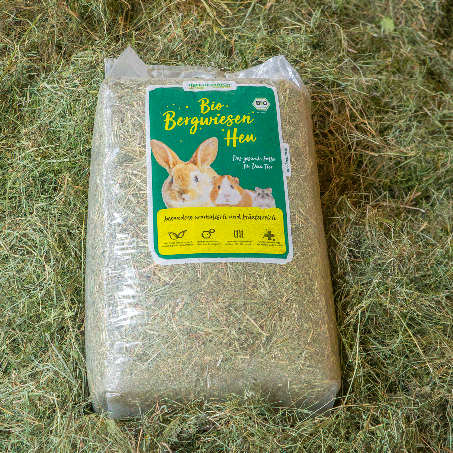 4 kg Bio-Bergwiesenheu von Heu-Heinrich auf lockerem Heu – hochwertiges, aromatisches Kleintierfutter