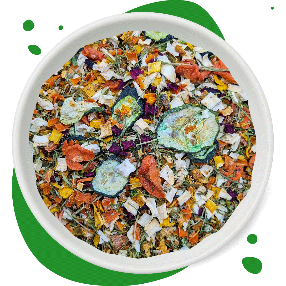 350g Futtermischung "Gemüsebuffet" von Heu-Heinrich, Trockenfutter für Nager. Ergänzungsfuttermittel in weißer Porzellanschuessel mit gruenen Punkten im Hintergrund