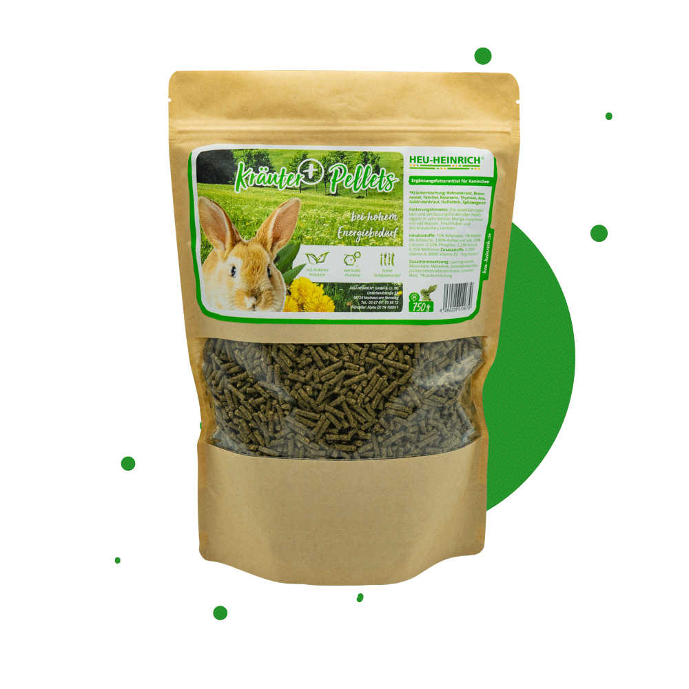 800g Futtermischung "Kräuter Plus Pellets " von Heu-Heinrich, Trockenfutter für Kaninchen. Ergänzungsfuttermittel Foto von der braunen Papierverpackung mit Foliensichtfenster. Grüne Punkte im Hintergrund.