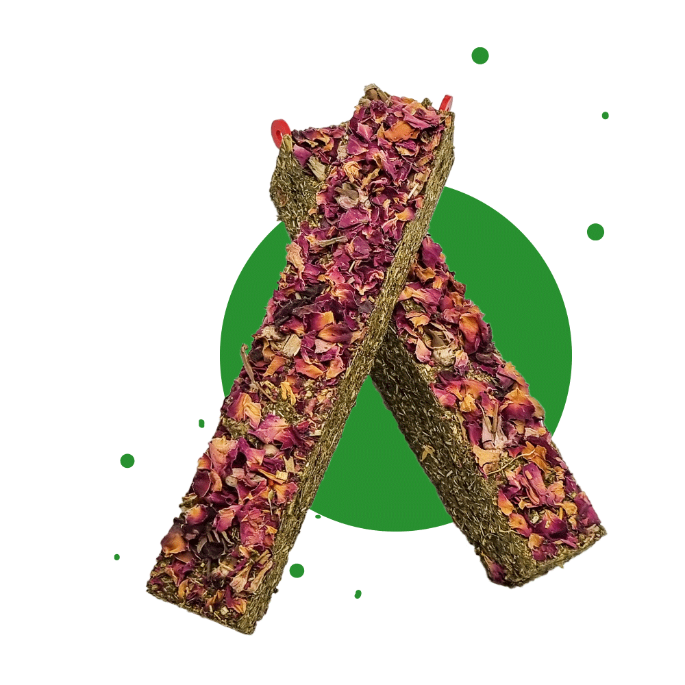 250g Ergänzungsfuttermittel "Knabbersticks- Rosenblüten " von Heu-Heinrich, Sack/Belohnungsfutter für Nagetiere. Foto von 2 im Kreuz übereinander liegenden Knabberstick- Rosenblüten. Heu in länglicher rechteckiger Form gepresst und einem Topping mit Rosen